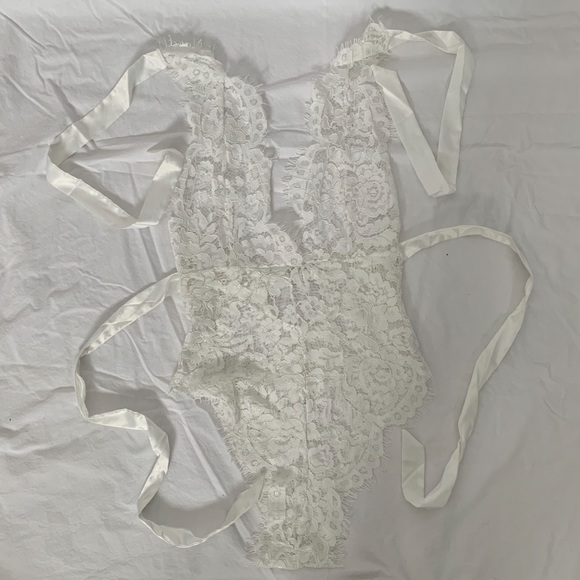 🦄 Scalloped Trim Floral Lace Halter Teddy - Picture 2 of 6